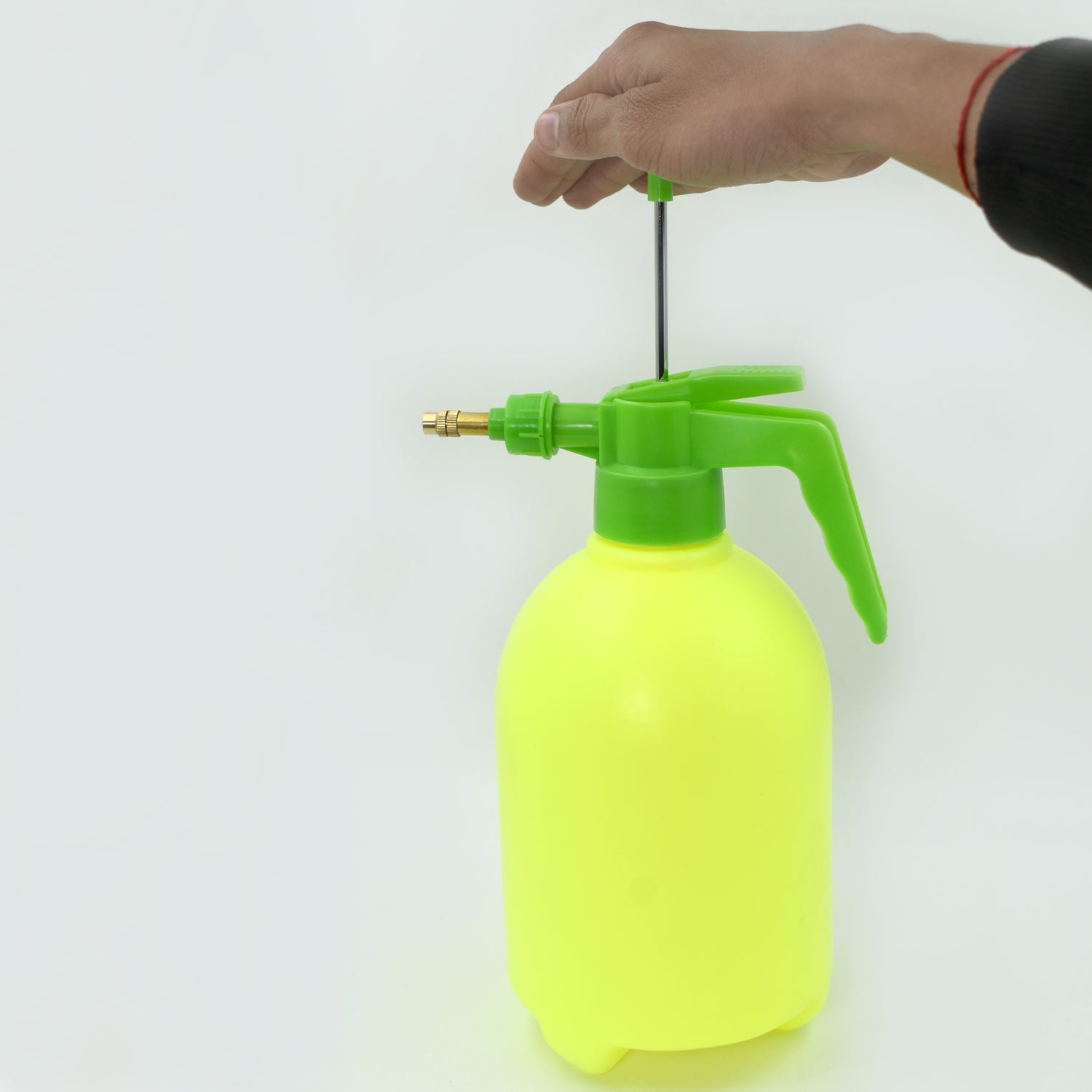 2 L FF Garden Sprayer used in all kinds of garden and park for sprinkling and showering purposes.