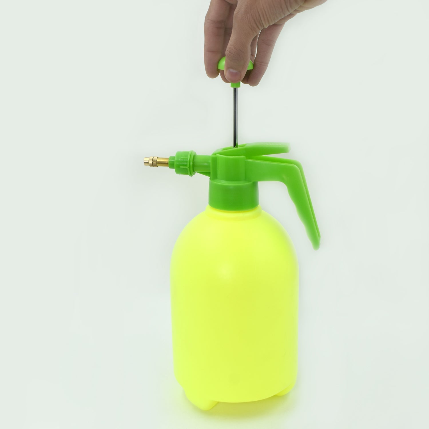 2 L FF Garden Sprayer used in all kinds of garden and park for sprinkling and showering purposes.